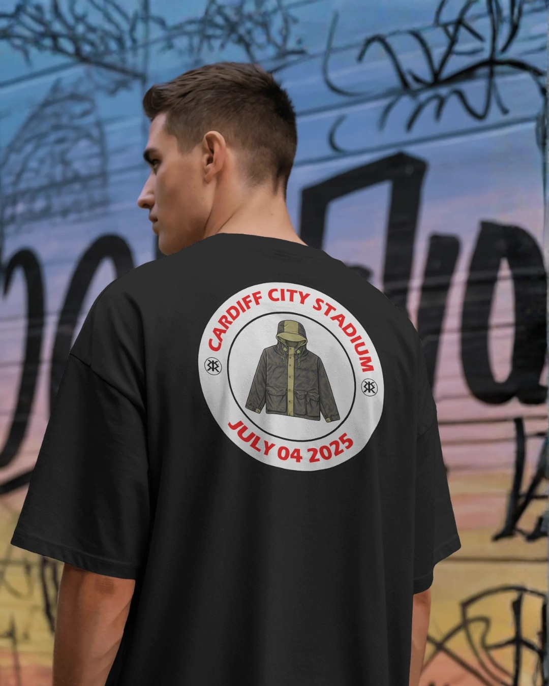 T-SHIRT - T-SHIRT TRIBUTO AL 4 LUGLIO 2025, PRIMA DATA DEL REUNION TOUR DEGLI OASIS AL PRINCIPALITY STADIUM DI CARDIFF. LIAM E NOEL DI NUOVO INSIEME DOPO SEDICI ANNI. UNA NOTTE CHE NESSUNO DIMENTICHERA`.